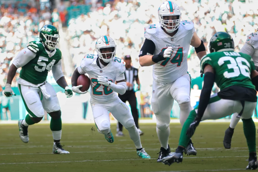 El running back de los Miami Dolphins, De’Von Achane, encendió las alarmas este domingo después de abandonar la victoria ante los New York Jets por una lesión en las costillas.