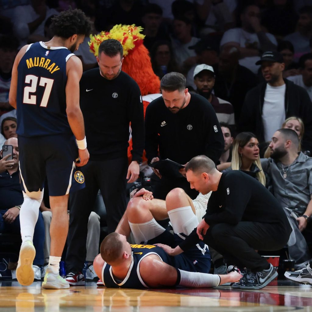 Nikola Jokic sufrió una lesión al término del primer tiempo frente a Miami Heat y no pudo volver a salir a la cancha.
