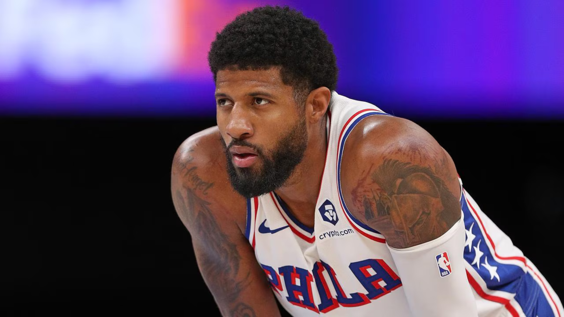 Paul George fue suspendido por la NBA.